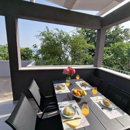 Summerhouse Liber *