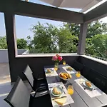 Summerhouse Liber *